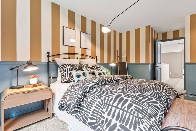 Building Photo - ONE-MONTH FREE RENT Move-Incentitive!!! 3b...