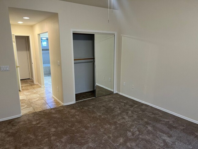 Building Photo - Move in Quick! 2 Bedroom Townhome in Sun C...