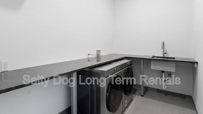 Building Photo - 3001 John Anderson Dr