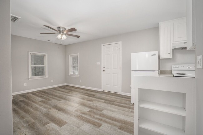 Building Photo - 2 Bedroom House - Coming Soon!