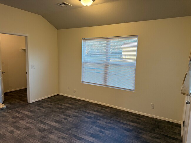 Building Photo - 1216 W Duncan Rd