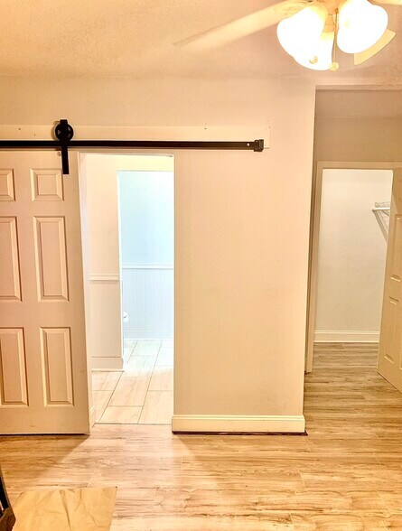 Building Photo - 406 Tazewell St