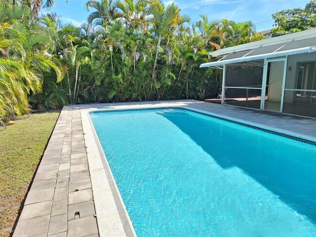 Building Photo - 1575 NE 38th St