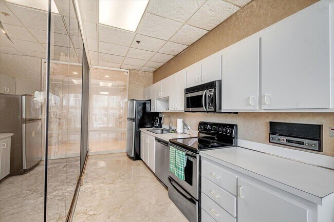 Building Photo - 5440 N Ocean Dr
