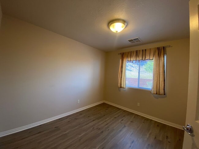 Building Photo - ADORABLE HOUSE FOR RENT IN HURRICANE