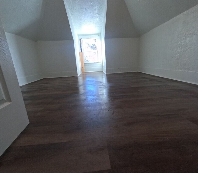 Building Photo - 1305-07 McDonald RENT/RENT-T0-OWN