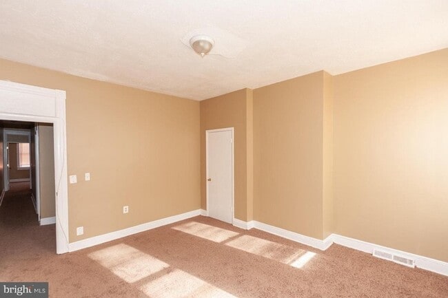 Building Photo - 3 Bedroom House