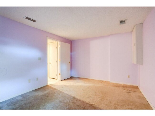 Building Photo - 2458 Crestwood Dr