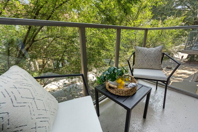 Building Photo - 905 Juniper St NE