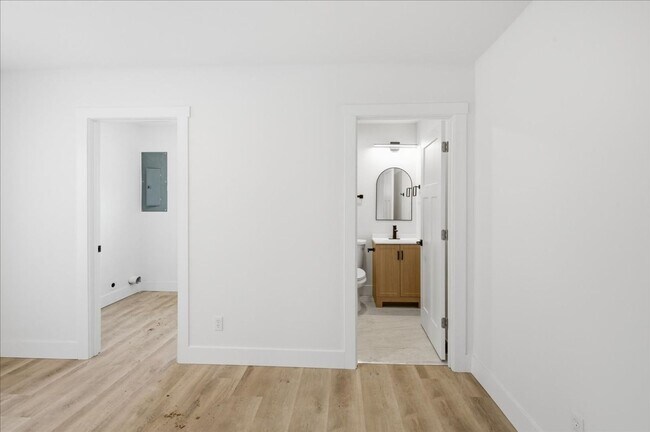 Building Photo - 1036 N Parker Ave