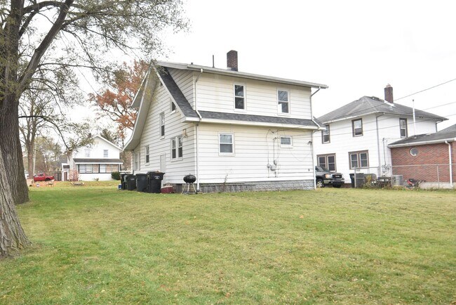 Building Photo - 135 E Eckman St