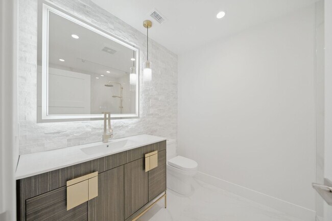 Building Photo - Stunning Home for Entertaining in Highly S...