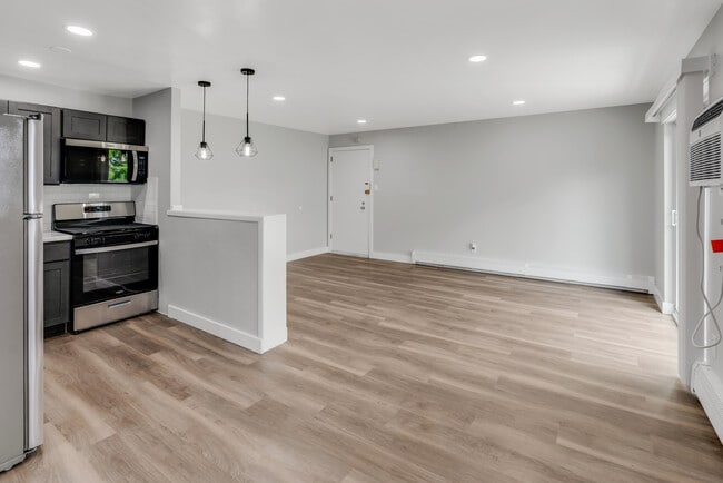 Building Photo - Primavera Square