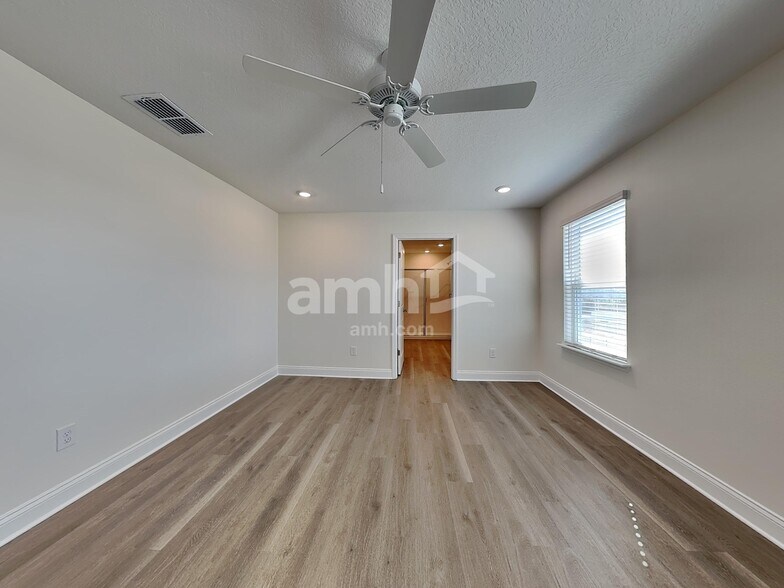 Building Photo - 16444 Pine Terrace Street