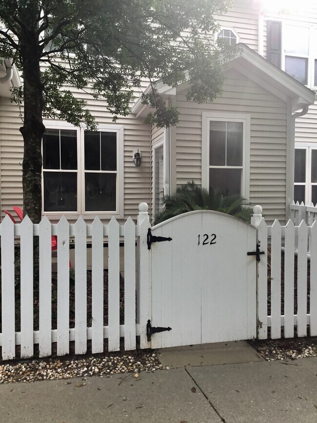 Building Photo - 2 bed/2.5 bath town-house in Forest Cove!