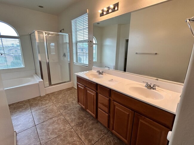 Building Photo - Spacious 4 Bedroom, 3 Bath Two-Story Glend...