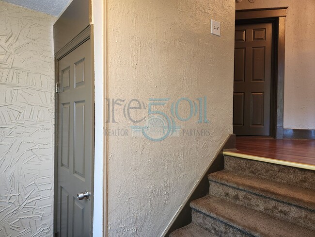 Building Photo - Historical 3 Bedroom 1 Bathroom!