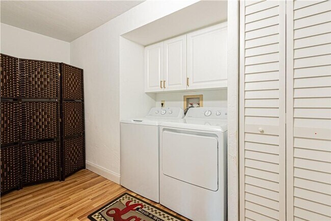 Building Photo - Bright & Spacious First-Floor Condo in Win...