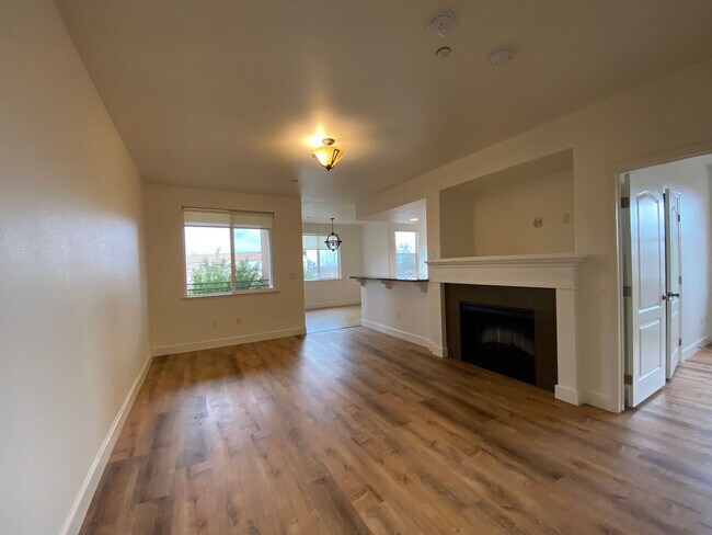 Building Photo - Beautiful Phoenician Apartments - 2 Bed, 2...