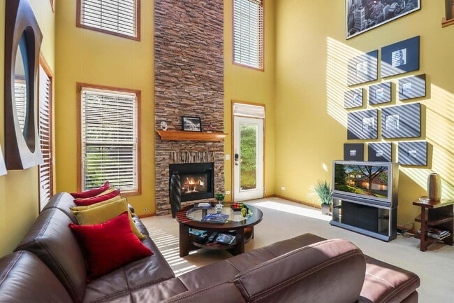 Building Photo - Spacious 3-Bedroom Townhouse with Main-Flo...