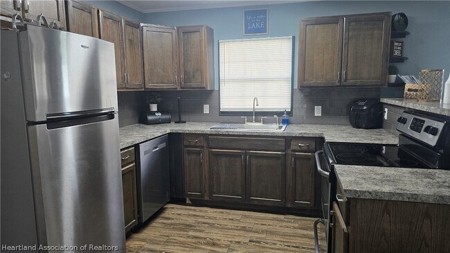 Building Photo - 639 Killarney Dr