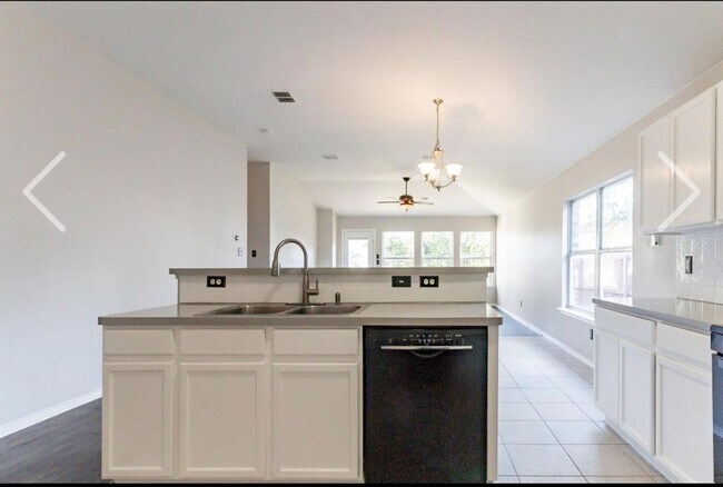 Building Photo - 4 Bedroom Single Family Home in Arlington....