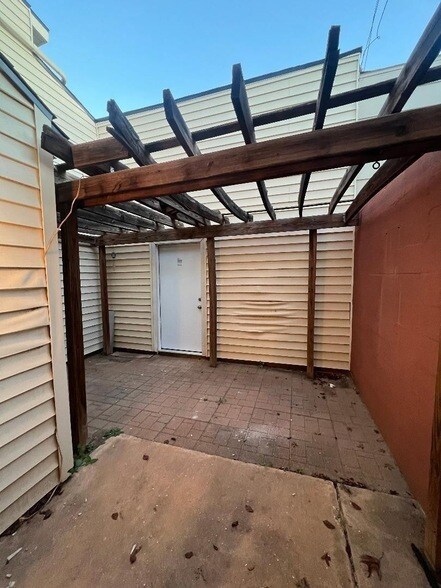 Building Photo - 8639 Knoxville Dr