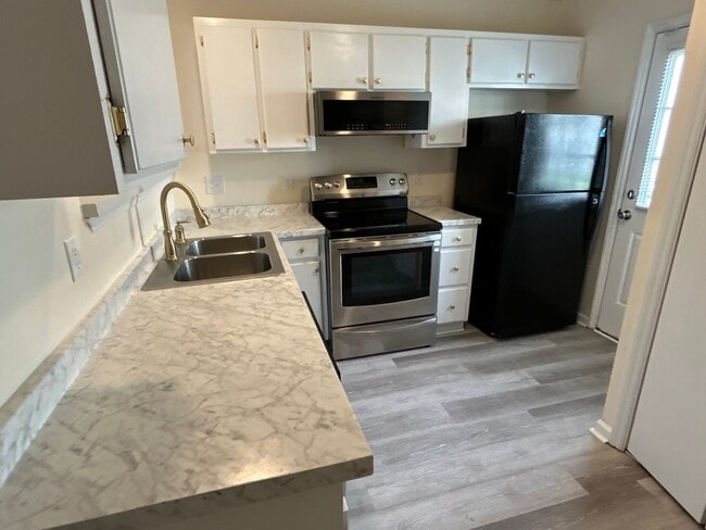 Building Photo - Updated 2 Bed | 2.5 Bath Townhouse in Clay...