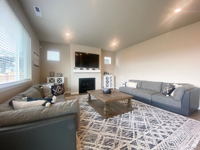 Building Photo - Modern Bonney Lake Home w/ AC  **SHORT TERM LEASE **