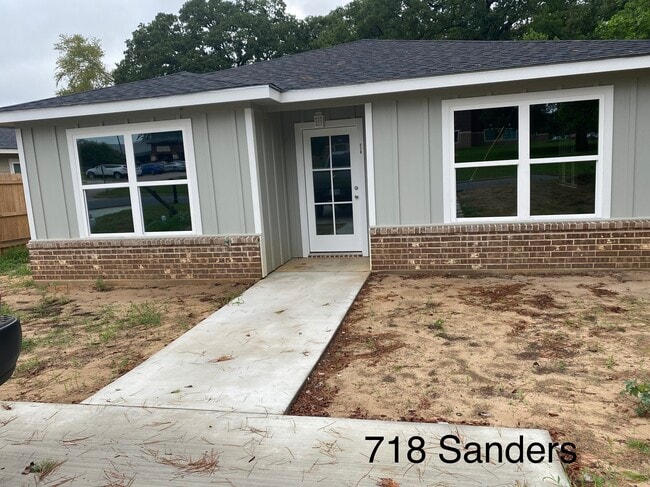 Building Photo - 718 S Sanders St