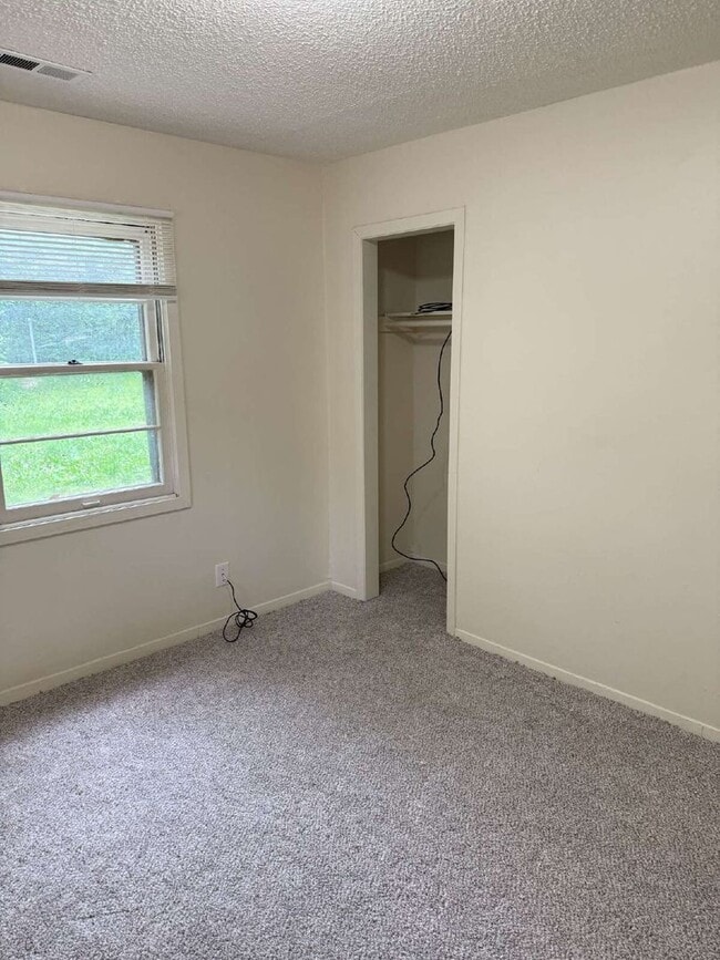 Building Photo - 3 BR 1 BA newly remodeled home!