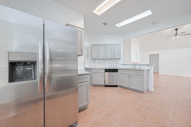 Building Photo - 12230 Hawthorne Hill Cir