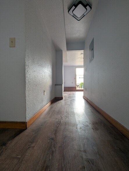 Building Photo - 5819 Bayview Ave