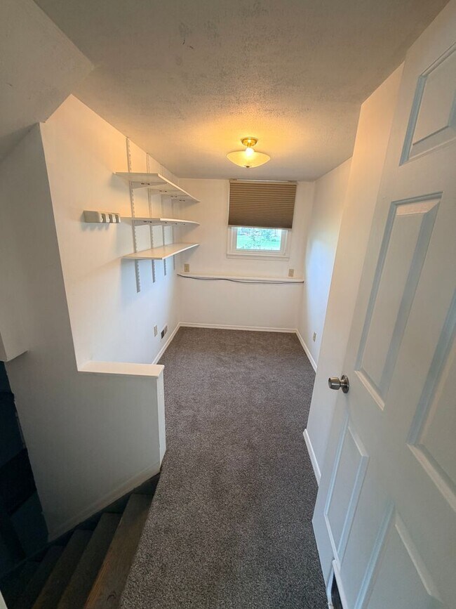 Building Photo - Spacious 4 Bedroom Split-Level Home in Clay, NY