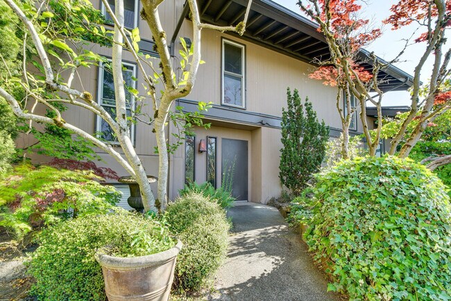 Building Photo - 1425 S Puget Dr