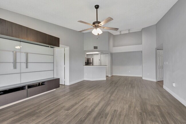 Building Photo - 600 Crestwood Ct N