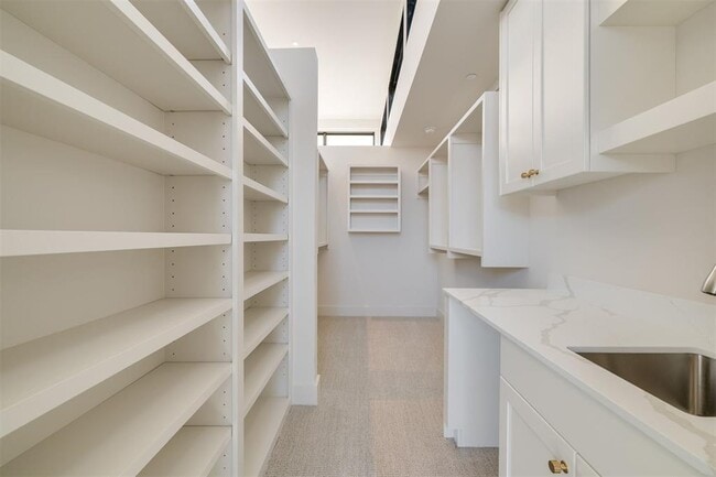 Building Photo - 1303 N Dewey Ave