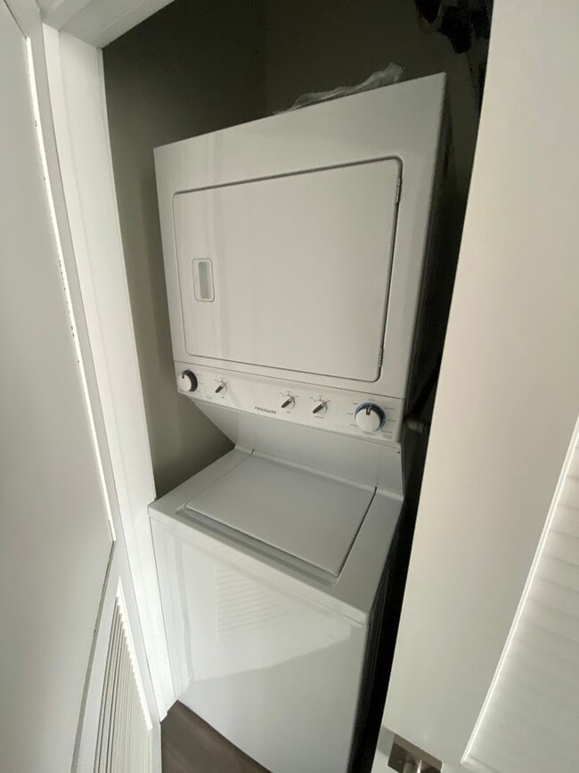 Building Photo - 1545 W North Ave