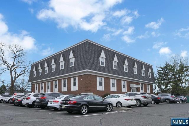 Building Photo - 573 Valley Rd
