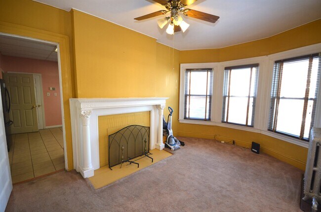 Building Photo - 572 E 25th St