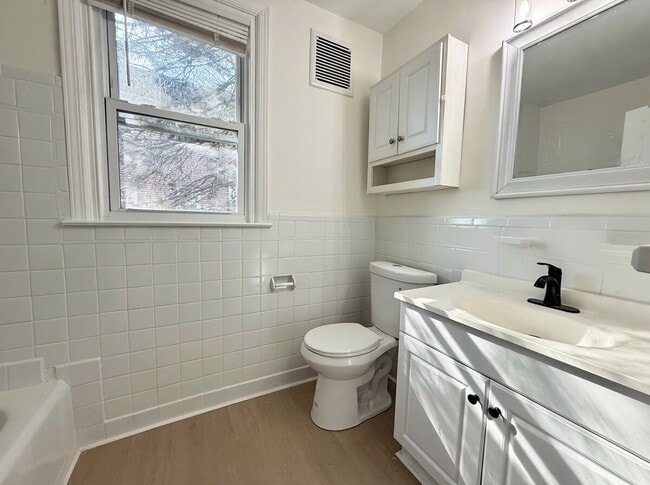 Building Photo - 658 Childs Ave