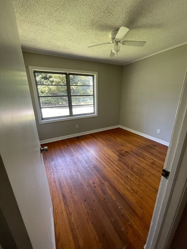 Building Photo - $1,800.00 Move-In-Special