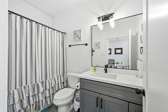 Building Photo - 2502 Tuam St