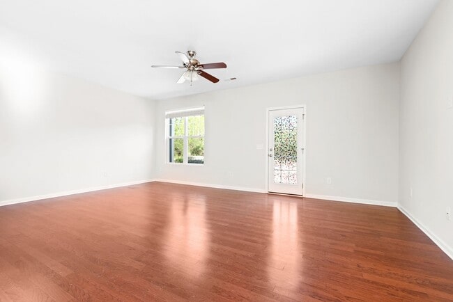 Building Photo - Well Maintained End Unit Townhome with Community Pool! Available July 14th!