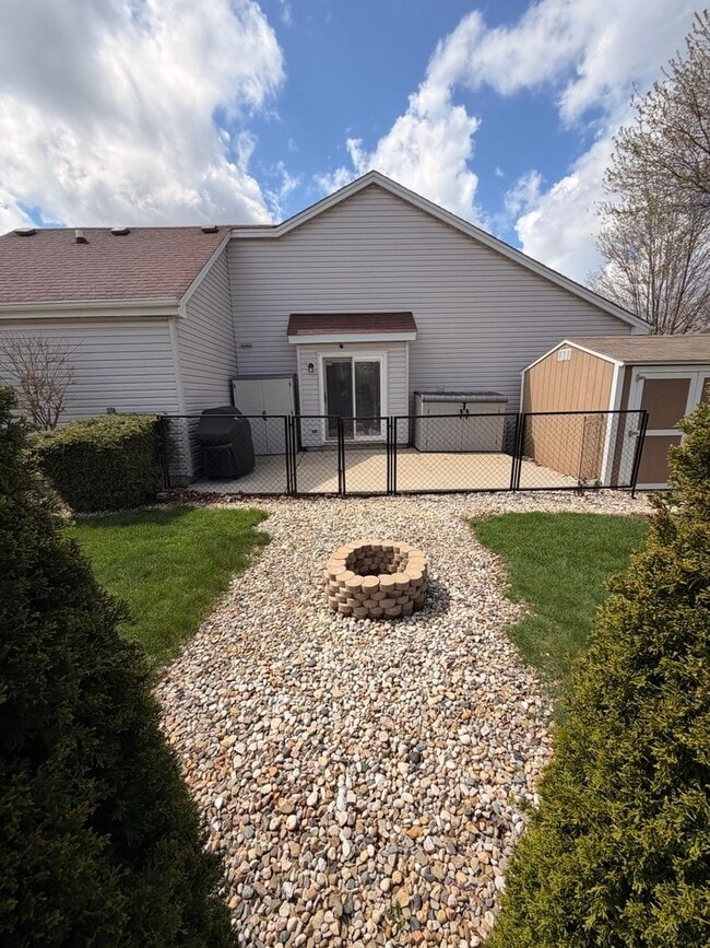 Building Photo - 1219 Huntington Dr