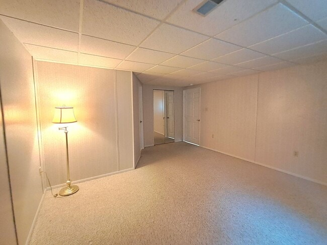 Building Photo - $2,595 - 4 Bed / 3 Bath Home with Fully Fe...