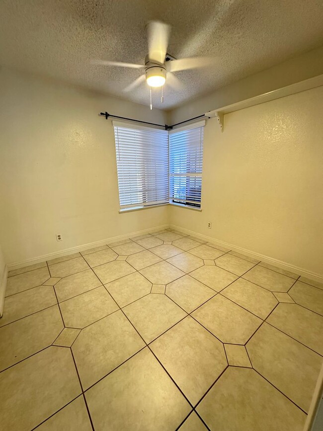 Building Photo - Spacious East Palmdale Home