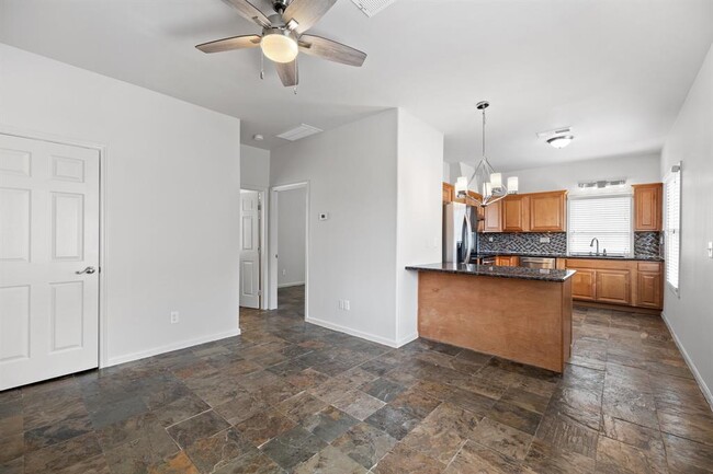 Building Photo - 631 Cortlandt St