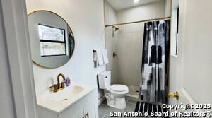 Building Photo - 829 Kayton Ave