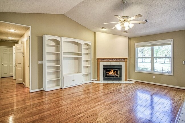 Building Photo - East Gate Area | Home | Unfurnished